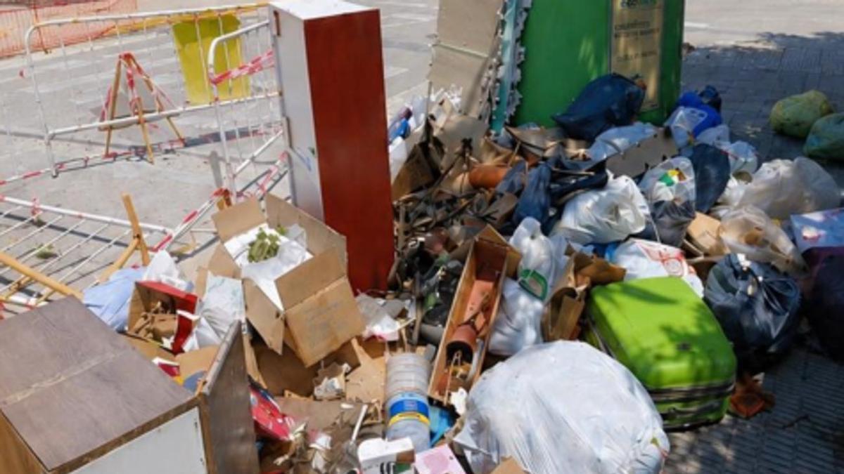 Basura fuera de los contenedores en Miramar, en una imagen del lunes