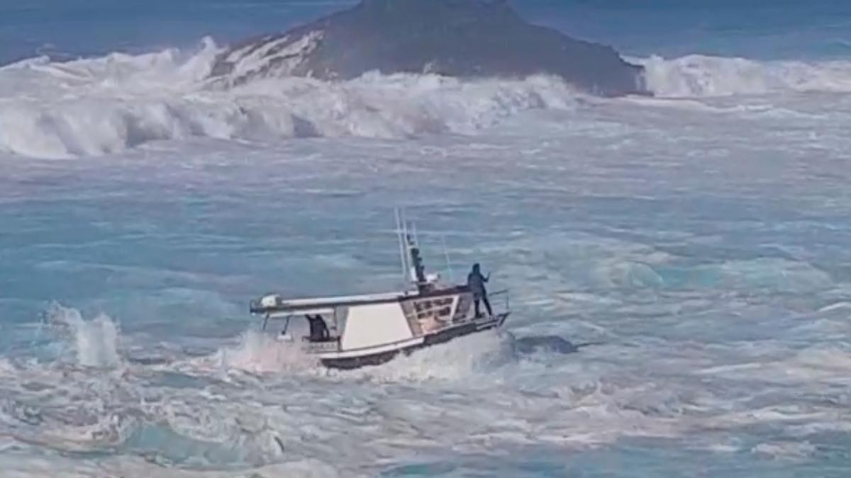 Heroica maniobra para entrar en el puerto de Tapia de Casariego en pleno temporal