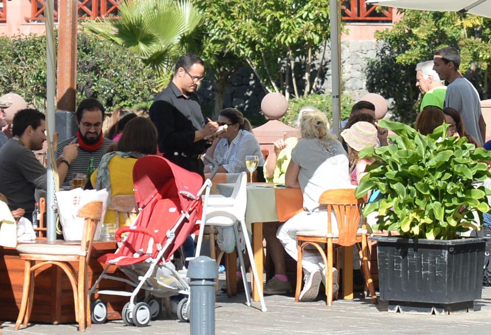 AMBIENTE TURISTAS EN TEJEDA