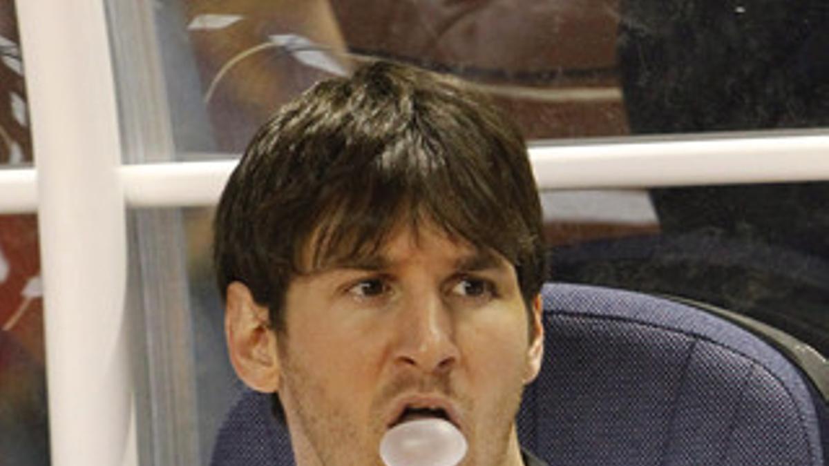 Messi hace pompas de chicle en el banquillo durante el amistoso de Argentina con Costa Rica.