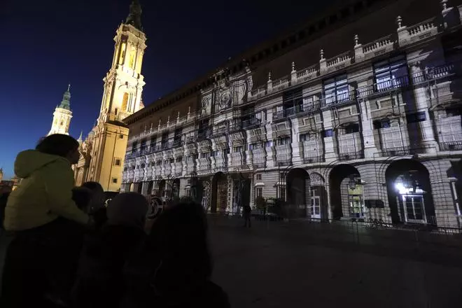 En imágenes | Zaragoza despide las Fiestas Goyescas con fuegos artificiales y una proyección en el Ayuntamiento