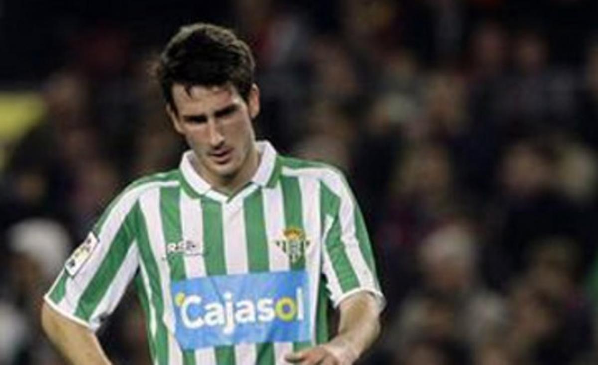 Miki Roqué vistiendo la camiseta del Betis