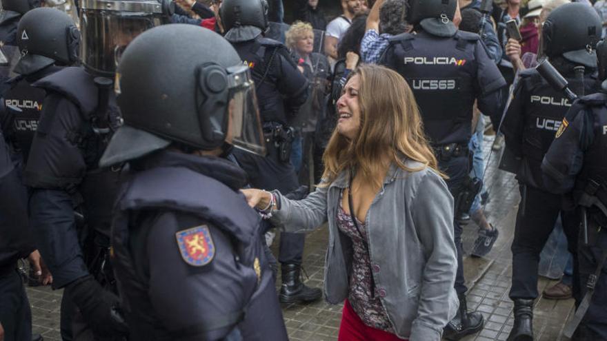 Una noia plora davant la Policia.