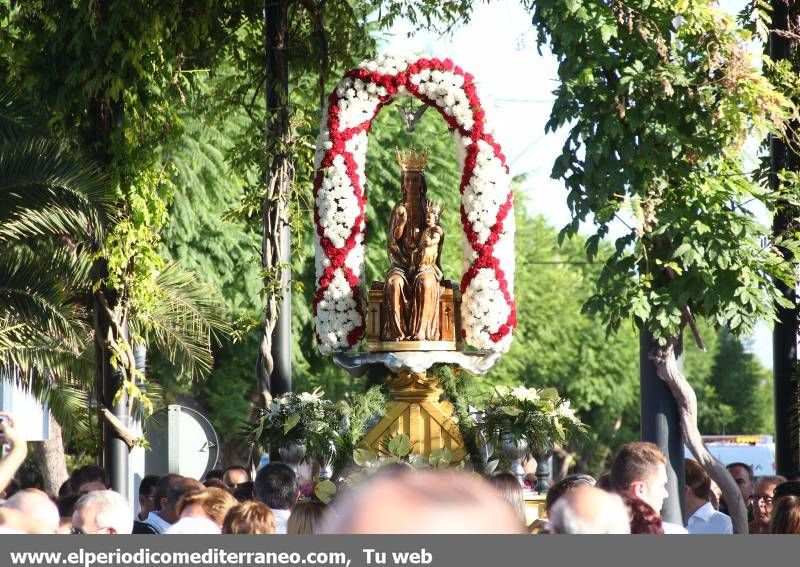 GALERÍA DE FOTOS -- Vila-real se vuelca en la procesión a la ermita