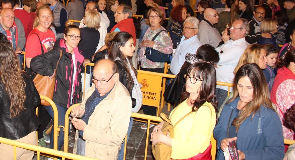 Besamanos de la Virgen de los Desamparados hasta la madrugada