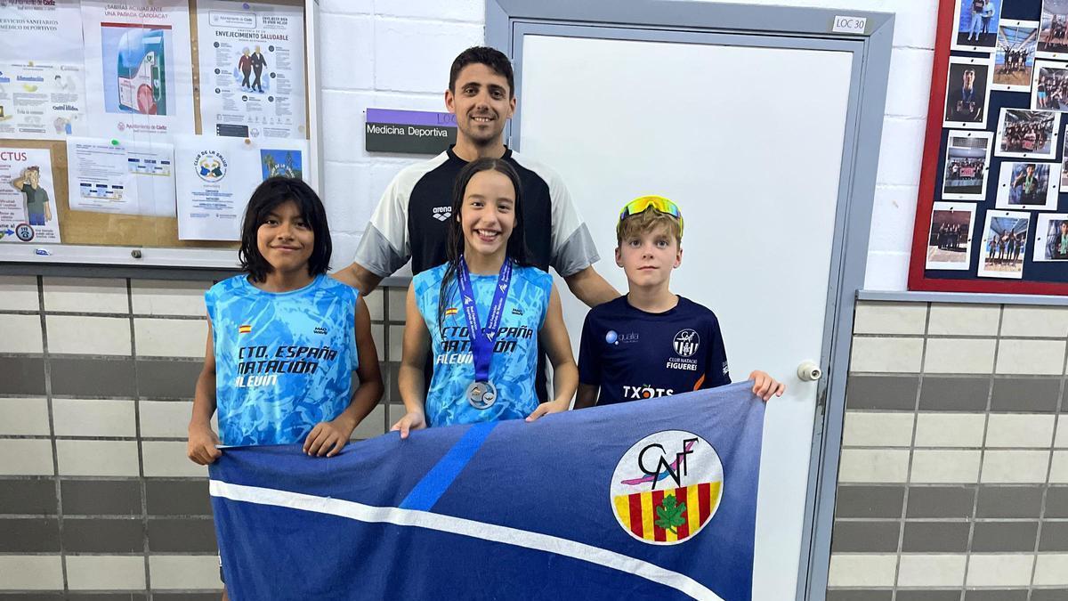 Mike T. Espinoza, Elna Polo i Marc Planas amb el seu entrenador, Unai Moreno.