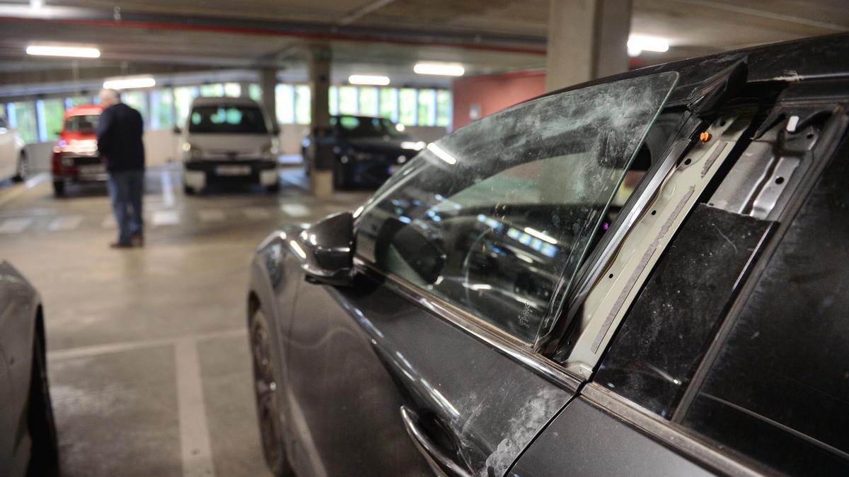 Un coche que ha sufrido un robo en un parking de Plasencia.