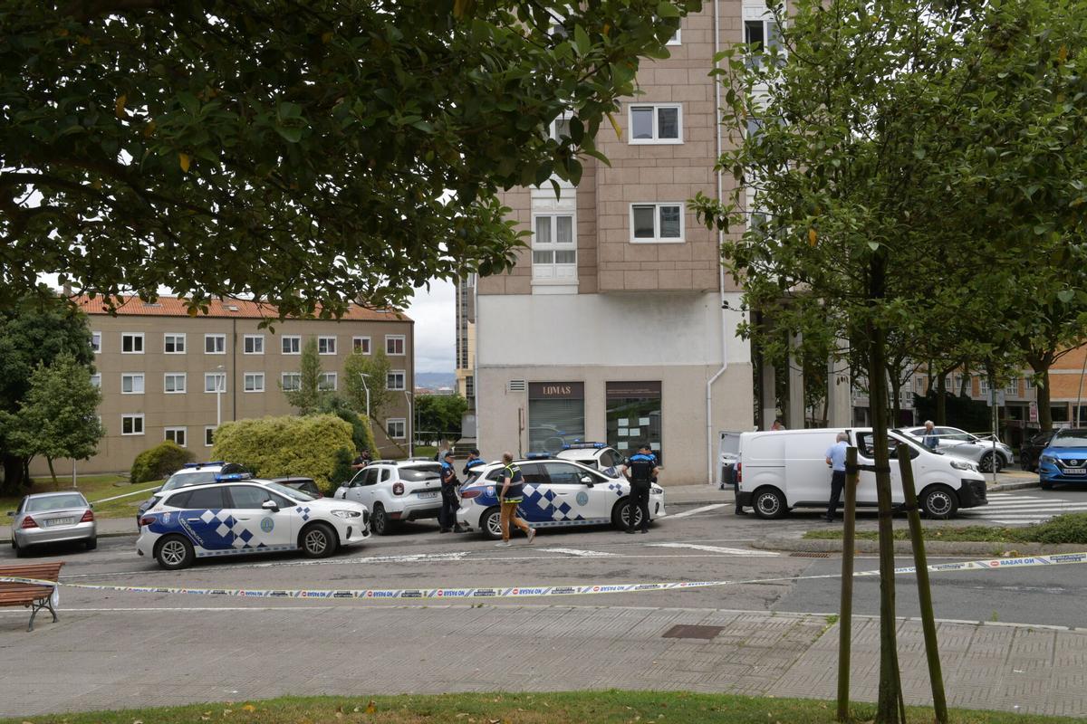 Policías nacionales y locales en la zona de Os Rosales, en A Coruña, donde un hombre ha sido apuñalado mortalmente en el cuello. Policías nacionales y locales en la zona de Os Rosales, en A Coruña, donde un hombre ha sido apuñalado mortalmente en el cuello.