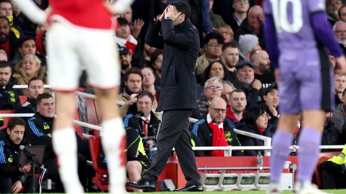 Mikel Arteta se echa las manos a la cabeza durante el Arsenal-Liverpool.