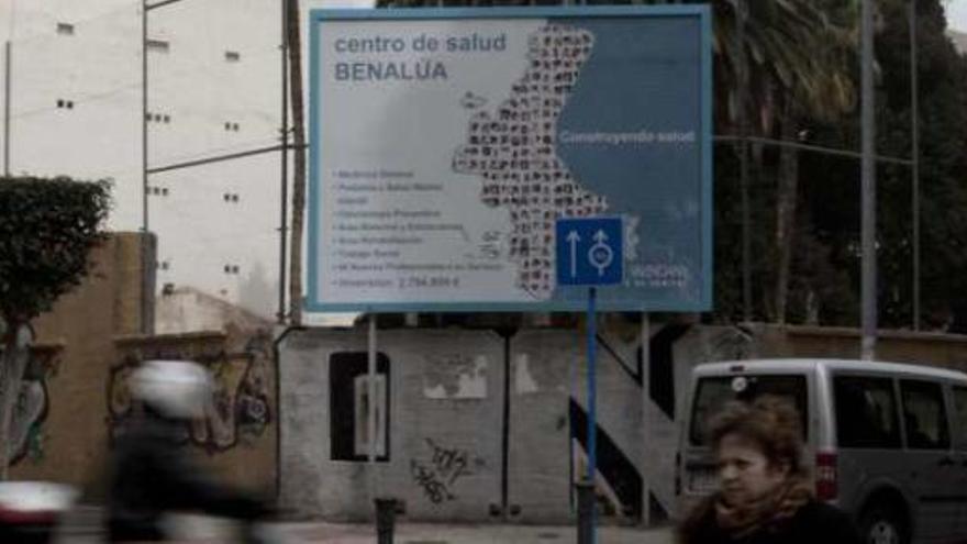 Imagen tomada ayer del cartel que anunciaba la construcción del centro de salud en Benalúa.