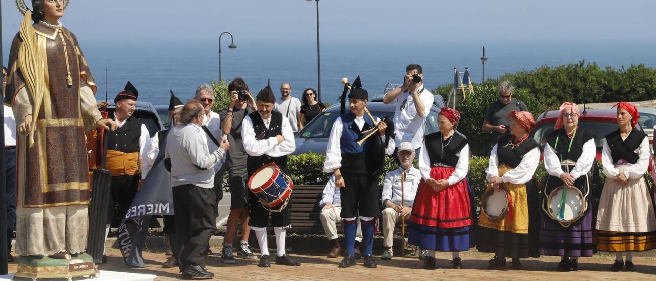 Arriba, el grupo Prau Llerón en la procesión de La Providencia. A la izquierda de estas líneas, el taller de instrumentos en Deva. En el sentido de las agujas del reloj, por la izquierda, las fiestas de Roces, la misa de Carbaínos, las pandereteras en La Providencia y las fiestas de Fano. | Marcos León