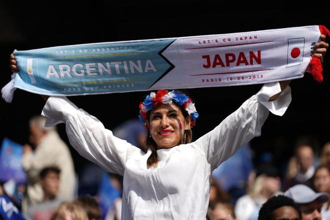 Una seguidora antes del partido de fútbol del Grupo D de la Copa Mundial Femenina Francia 2019 entre Argentina y Japón, en el estadio Parc des Princes de París.