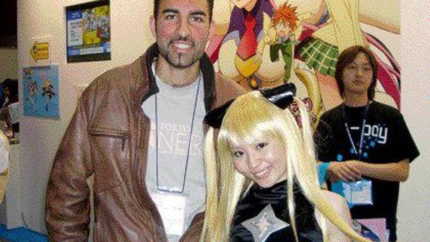 El vigués Amir Reza, junto a una cosplay (persona disfrazada de un personaje manga), en una convención en Tokio.
