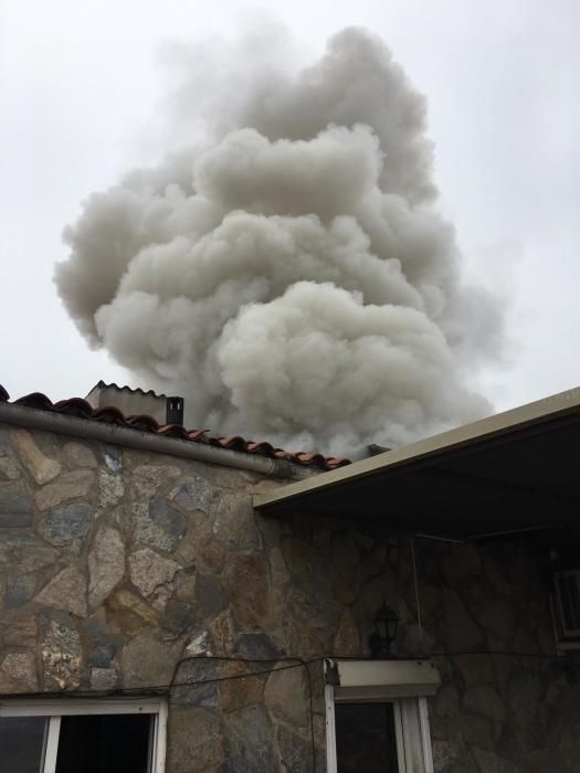 Un incendi afecta un bloc de pisos a la carretera