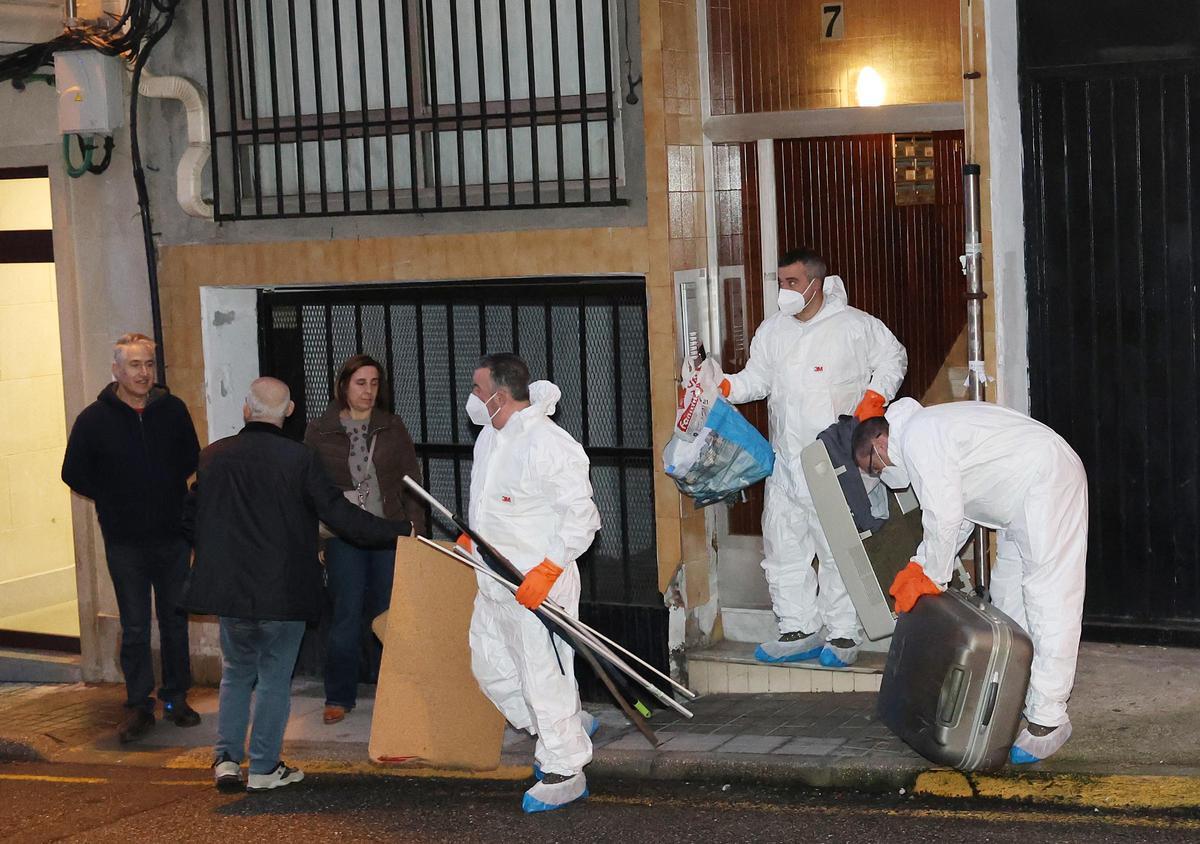 Así fue el vaciado de un piso asolado por la basura en Vigo