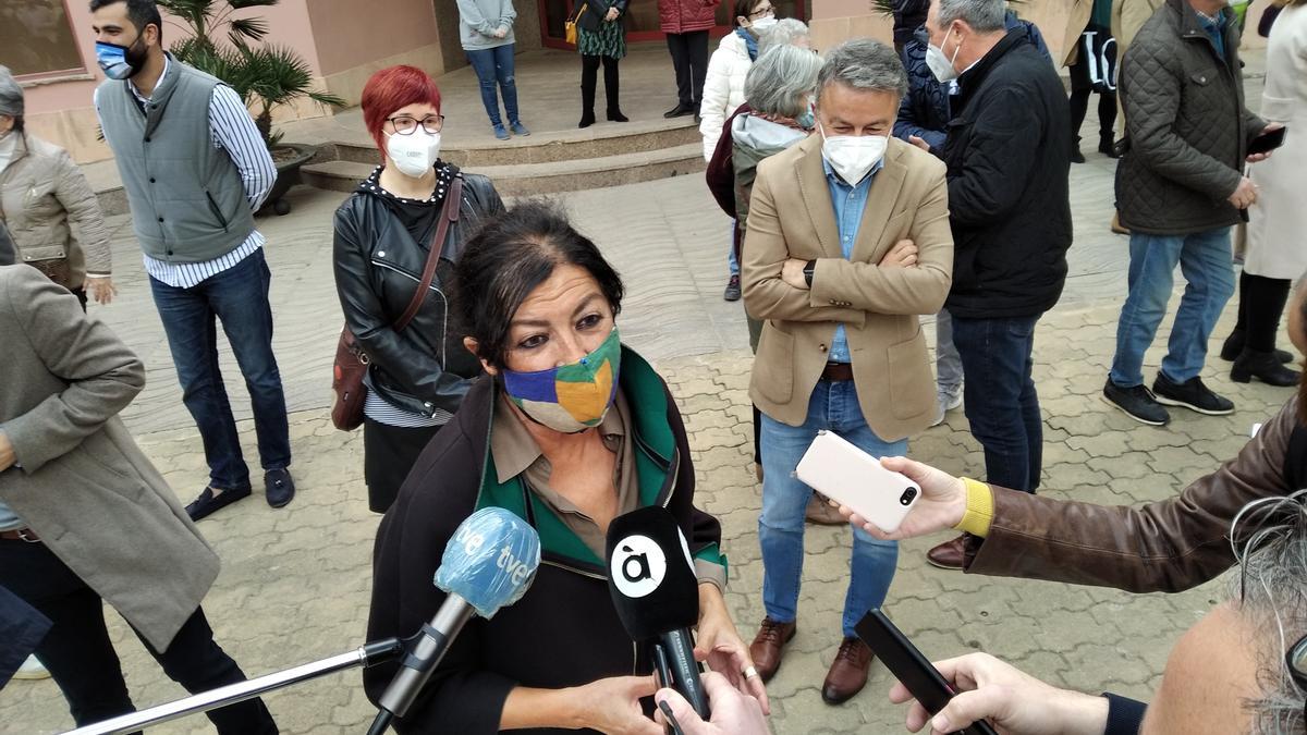 Rosa Vila atiende a los medios secundada por Àgueda Micó y José Chulvi