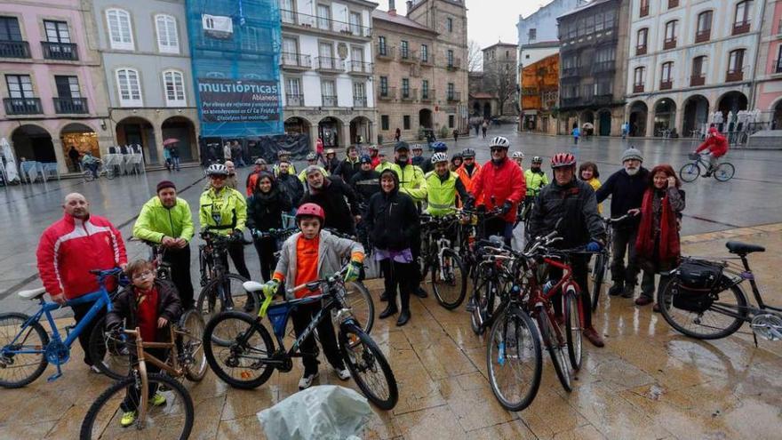 Los ciclistas, antes de la salida, en la plaza de España.