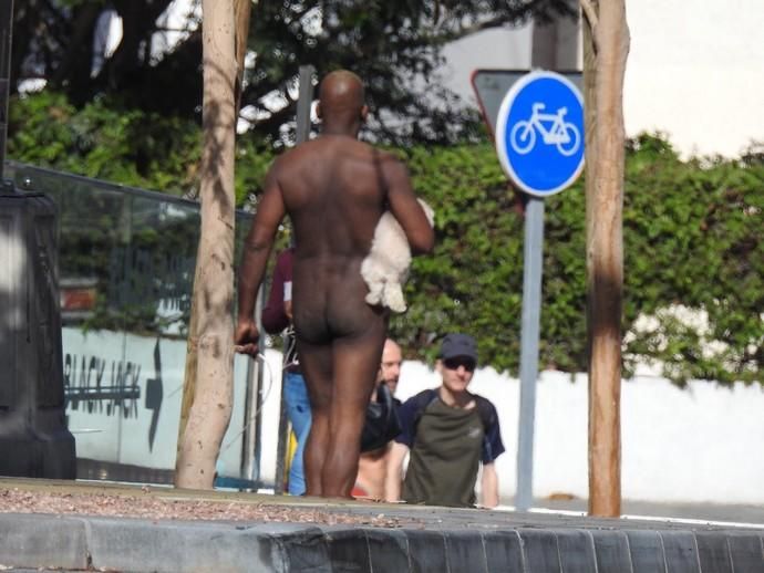 Un hombre pasea desnudo con su perro en Playa del Inglés