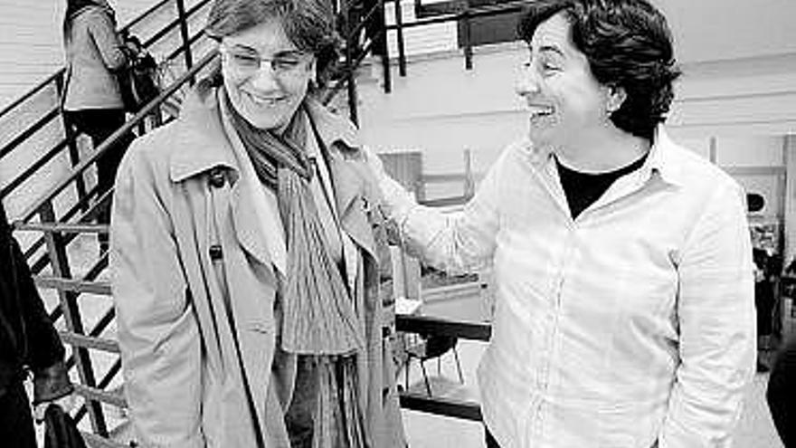 Marián Moreno, a la derecha, bromea con la alcaldesa, Pilar Varela.