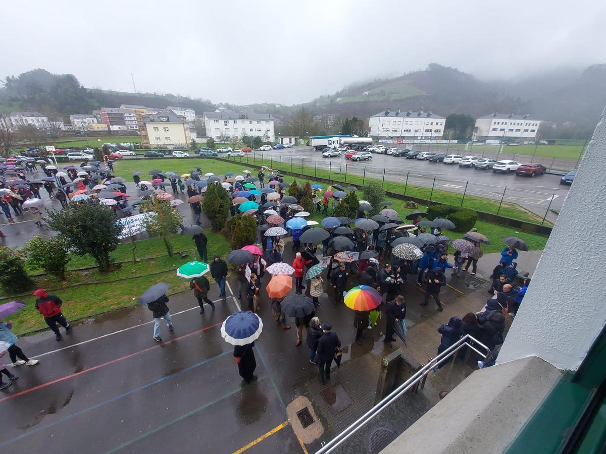 En imágenes: Una multitud reclama en Trevías un cambio de ubicación para la depuradora