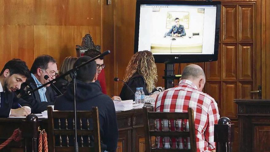 El capitán que lideraba la Policía Judicial de la Guardia Civil de Ourense en 2014, declarando ayer por videoconferencia. // Iñaki Osorio