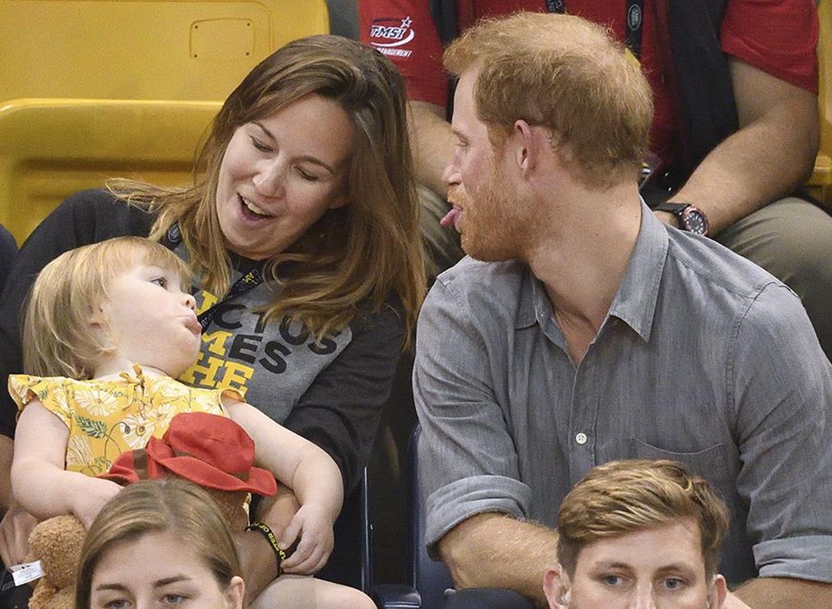 El Príncipe Harry le saca la lengua a un bebé