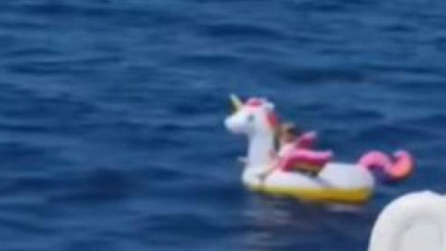 Rescatan en alta mar a una niña perdida a la deriva sobre su flotador de unicornio