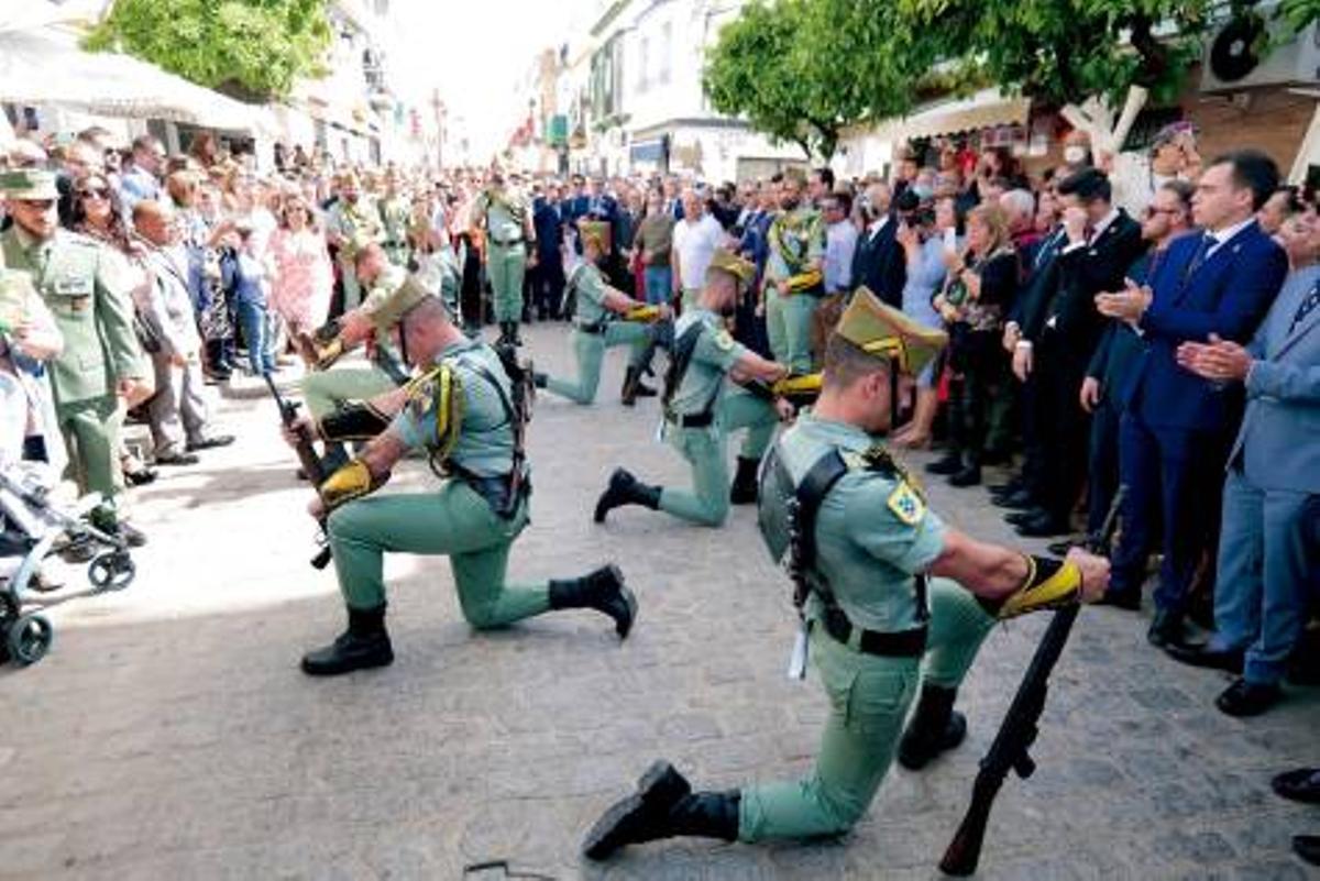 Gastadores de la Legión en un momento del desfile matutino en Alcalá del Río el Viernes Santo de 2022