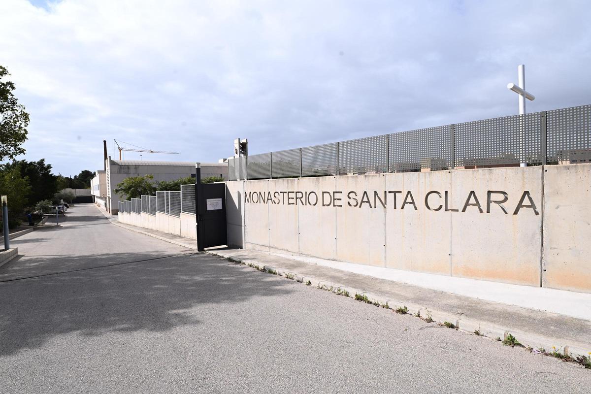 El acceso al monasterio, con la grúa al fondo.