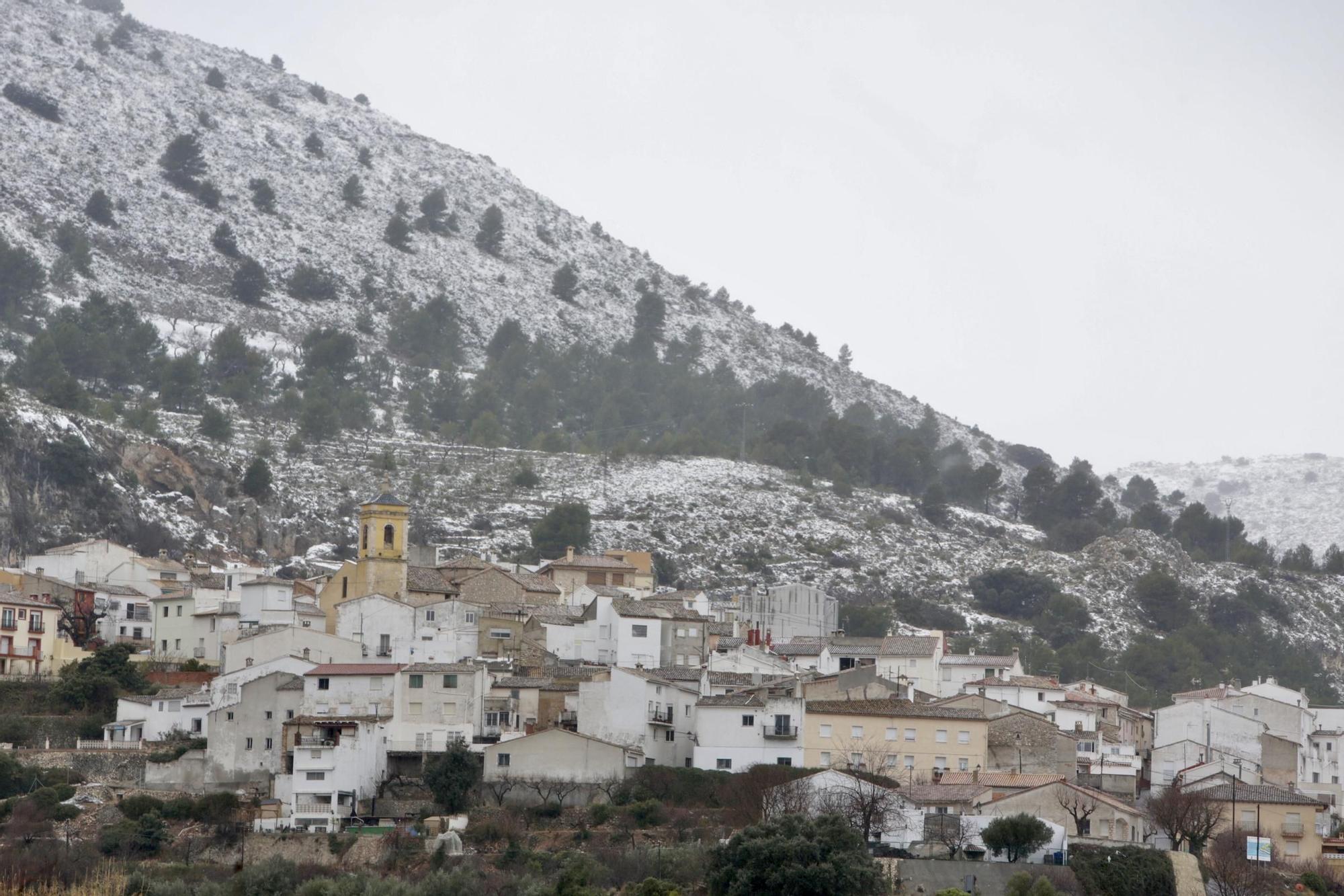 La nieve cubre de blanco el interior y las montañas de la Marina Baixa