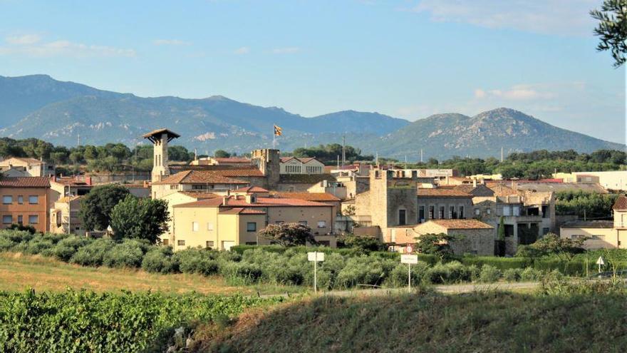 Vista de Capmany amb el seu recinte fortificat.