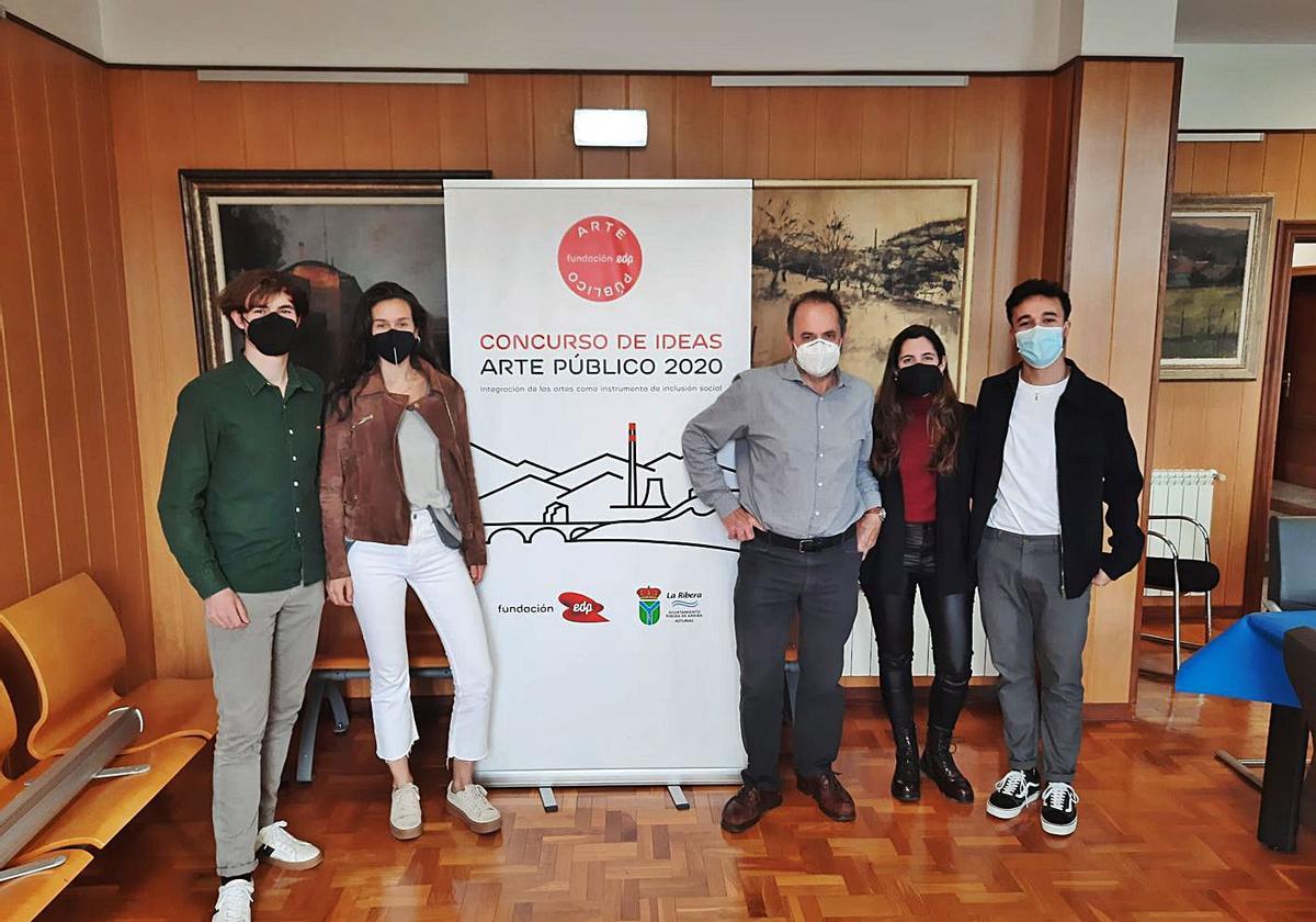 Por la izquierda, Jorge Abad, Marta Molins, el alcalde, Tomás Fernández, Claudia Gadea y Diego Catena, ayer, en el Ayuntamiento de Ribera de Arriba.