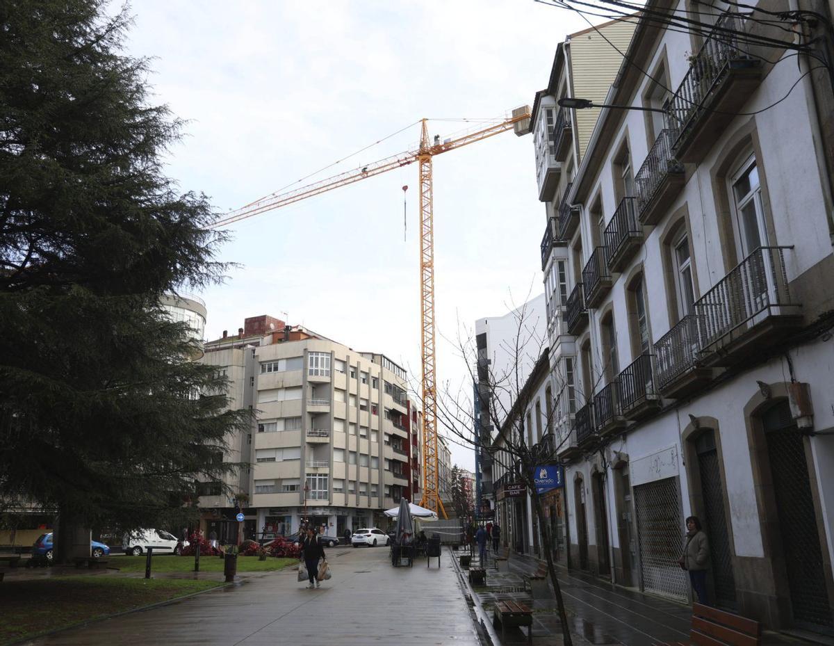 Grúa de obra para la rehabilitación de un edificio entre A Independencia y San Roque. |  Noé Parga |