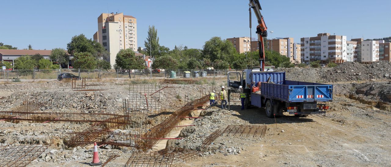 Los operarios de Joca trabajan este martes en el solar que albergará el futuro colegio de Proa después de meses de parón.