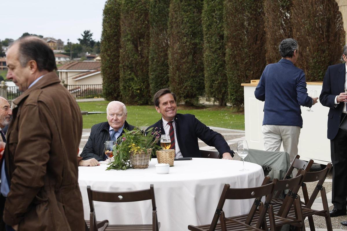 La peña taurina Dávila Miura entrega su premio al mejor toro de la feria de Gijón (en imágenes)