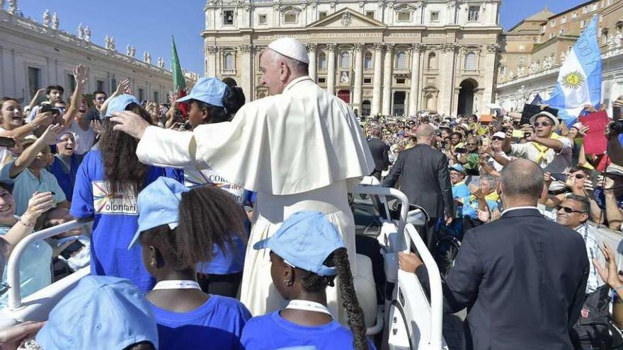 El papa Francisco, durante la audiencia con los operarios y los voluntarios celebrada ayer en el Vaticano.