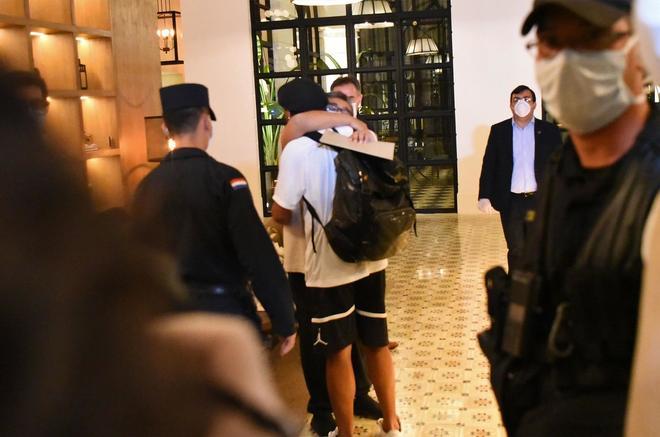Ronaldinho recibiendo muestras de cariño a su llegada al hotel donde cumplirá arresto domiciliario