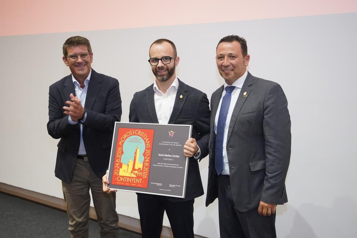 El alcalde y el presidente de la Societat de Festers con el autor del video promocional de las fiestas, Kevin Muñoz.