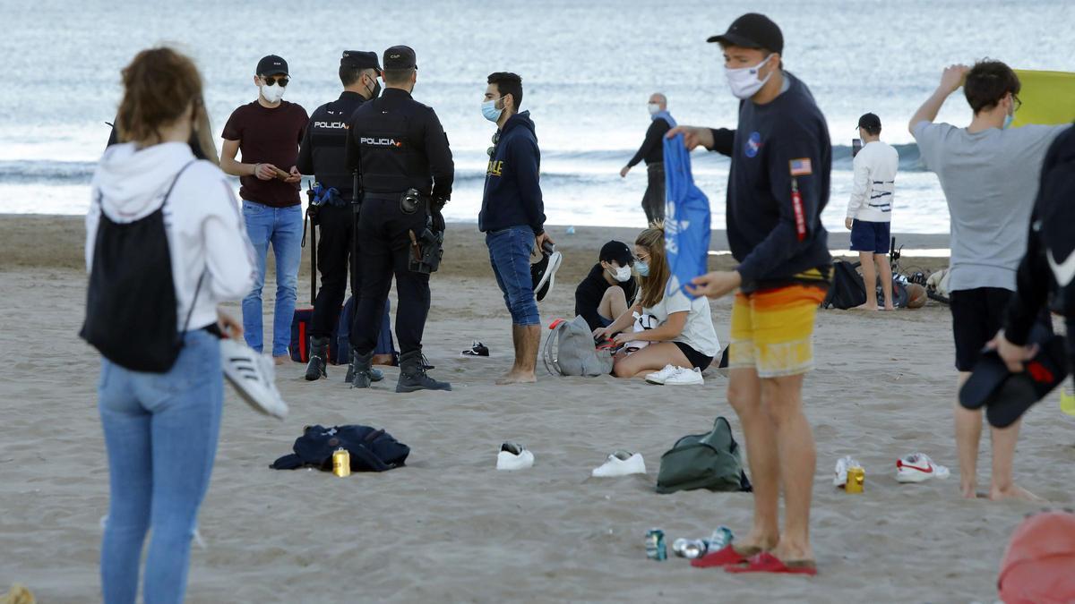 Buscan a un joven desaparecido en el agua de la playa de la Malva-rosa