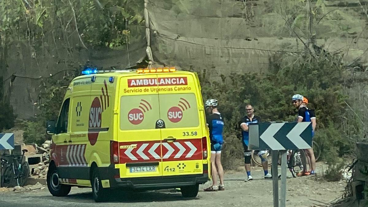 La ambulancia durante la atención del ciclista herido esta mañana en Cercados de Espino.