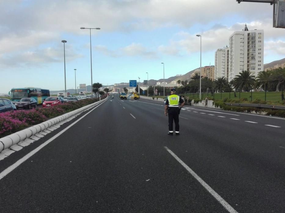 Un accidente obliga a cerrar la Avenida Marítima