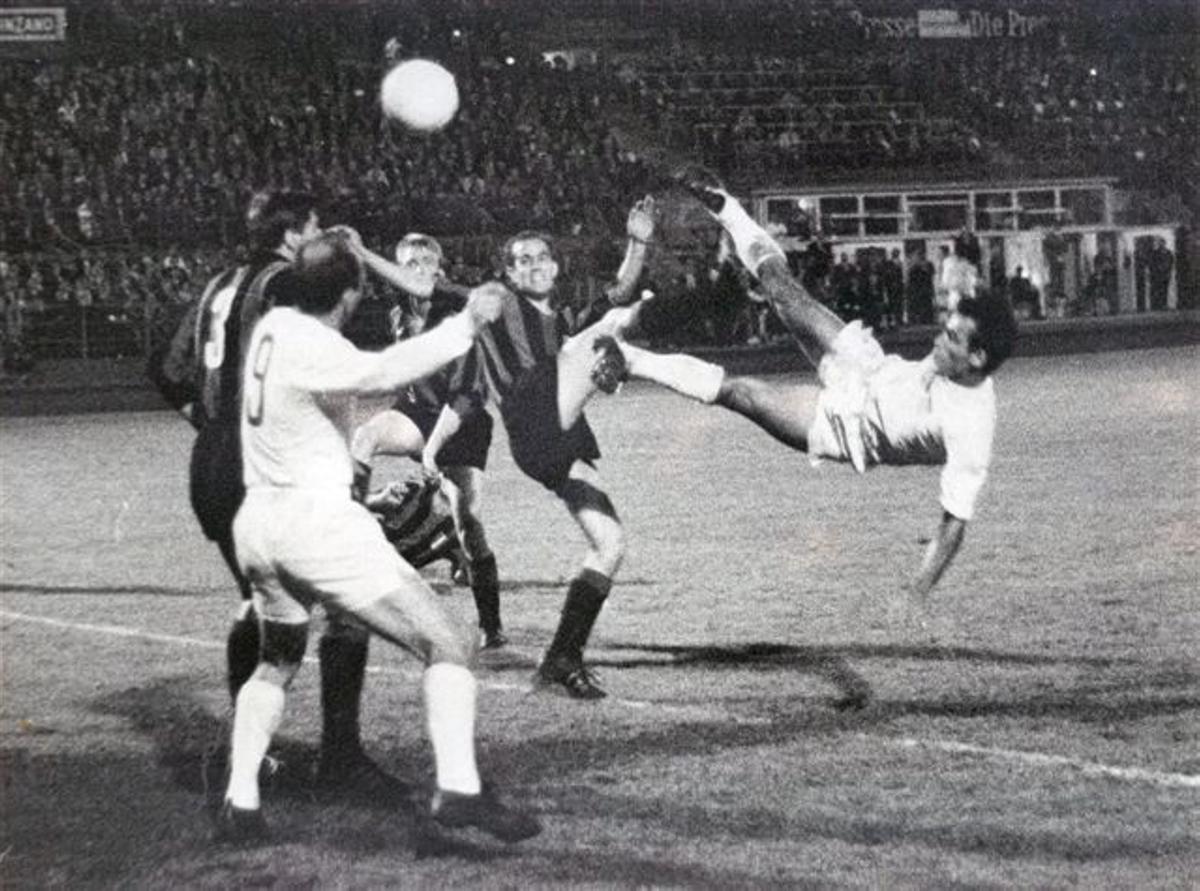 El delantero grancanario del Real Madrid logra el único gol del conjunto blanco en la final de la Copa de Europa de 1964 frente al Inter de Milán en Viena.