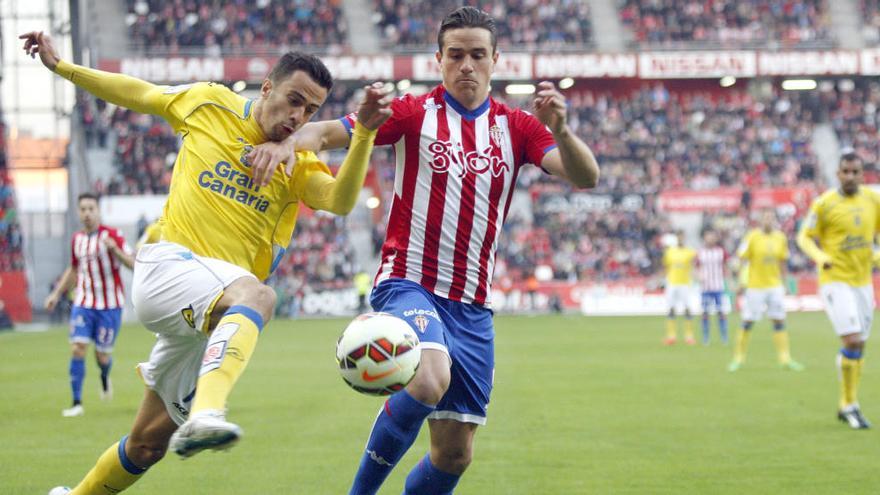 Hernán Santana pugna por un balón frente a Bernardo, en El Molinón.