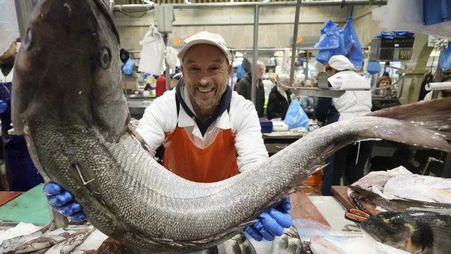 Santi Cachadas muestra el ejemplar.