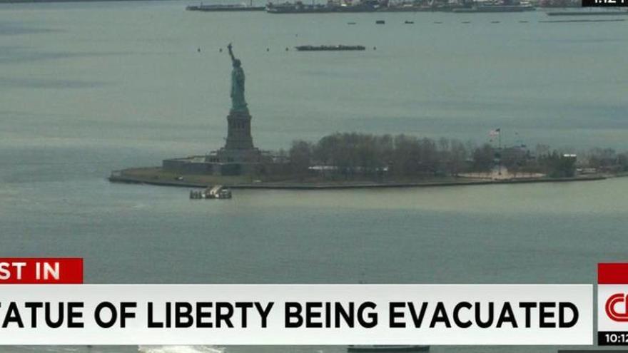 Evacúan la Estatua de la Libertad por un paquete sospechoso.