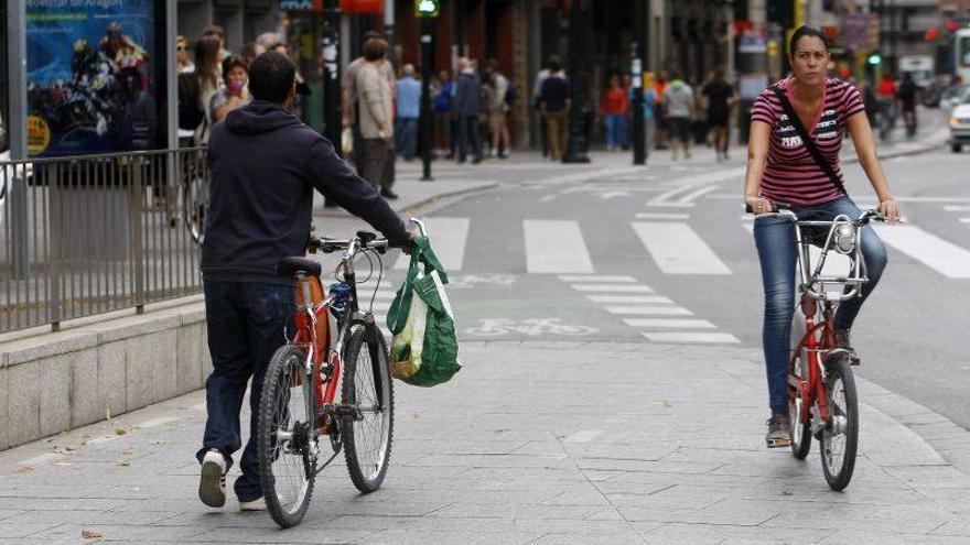 Malestar y confusión en el estreno de la prohibición de las bicis en las aceras