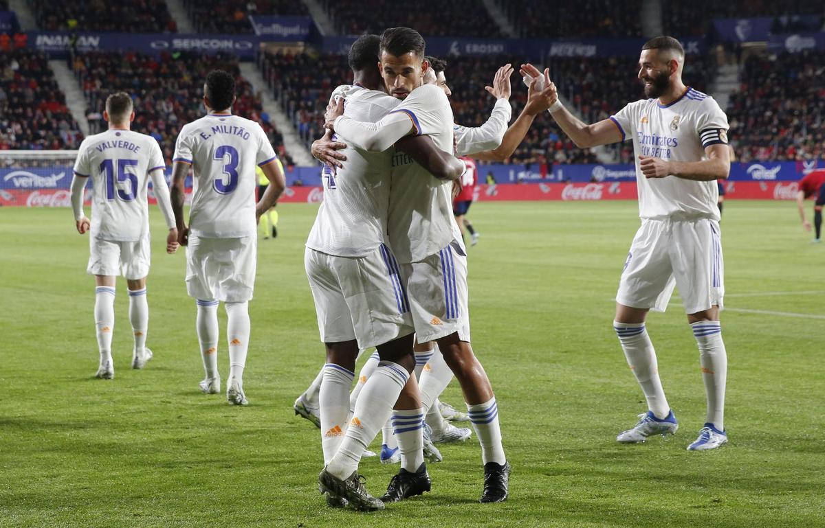 El defensa del Real Madrid David Alaba (c) celebra con Dani Ceballos (2-d) tras marcar ante Osasuna, durante el partido de Liga en Primera División en el estadio de El Sadar, en Pamplona. EFE/Villar López