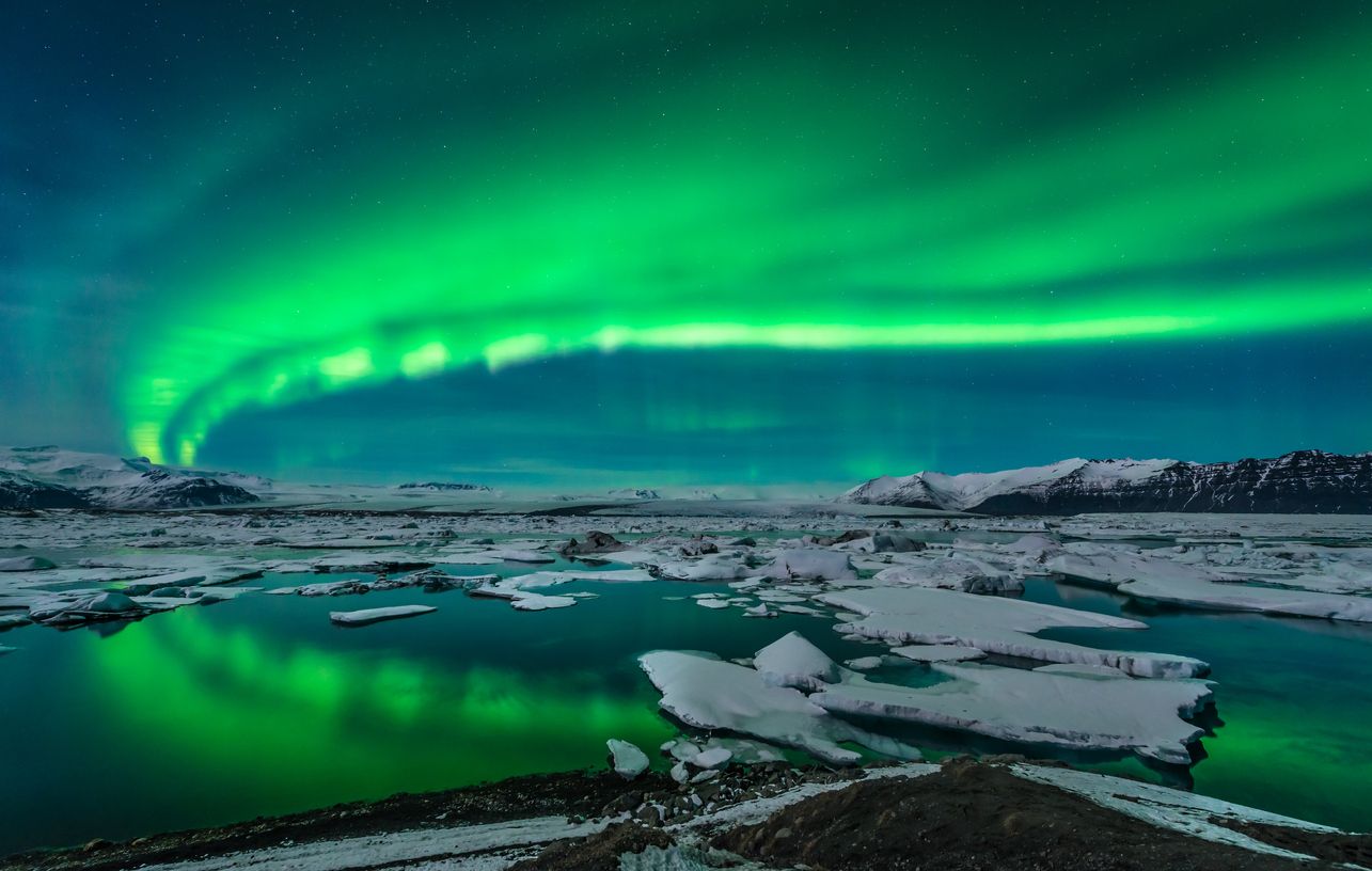 Una aurora sobre el glaciar Jokulsarlon, en Islancia, la tierra del hielo y el fuego.