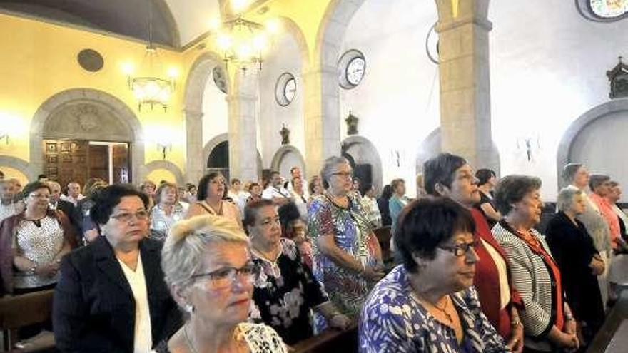 Asistentes a la misa en la iglesia de Sotrondio.