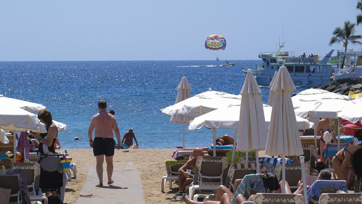 Turistas en la playa de Mogán.